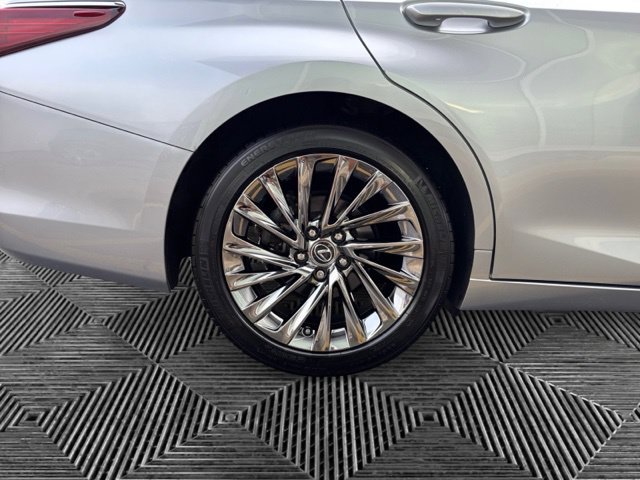 Used 2024 Lexus ES 300h w/ Accessory Package (Z2) FWD image 33