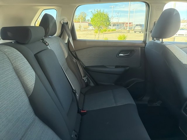 Used 2023 Nissan Rogue SV image 4