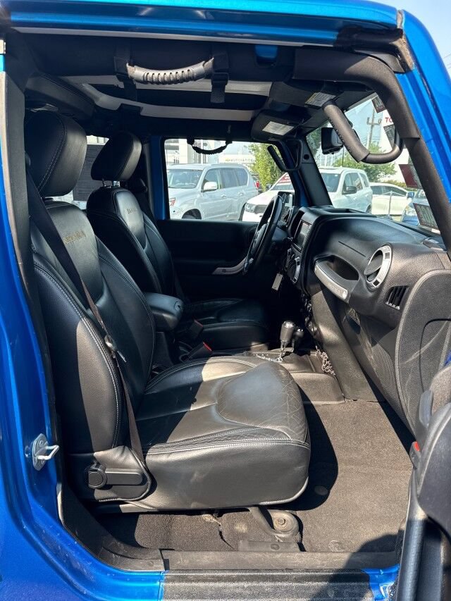 Used 2015 Jeep Wrangler Unlimited Sahara w/ Dual Top Group AWD/4WD image 17