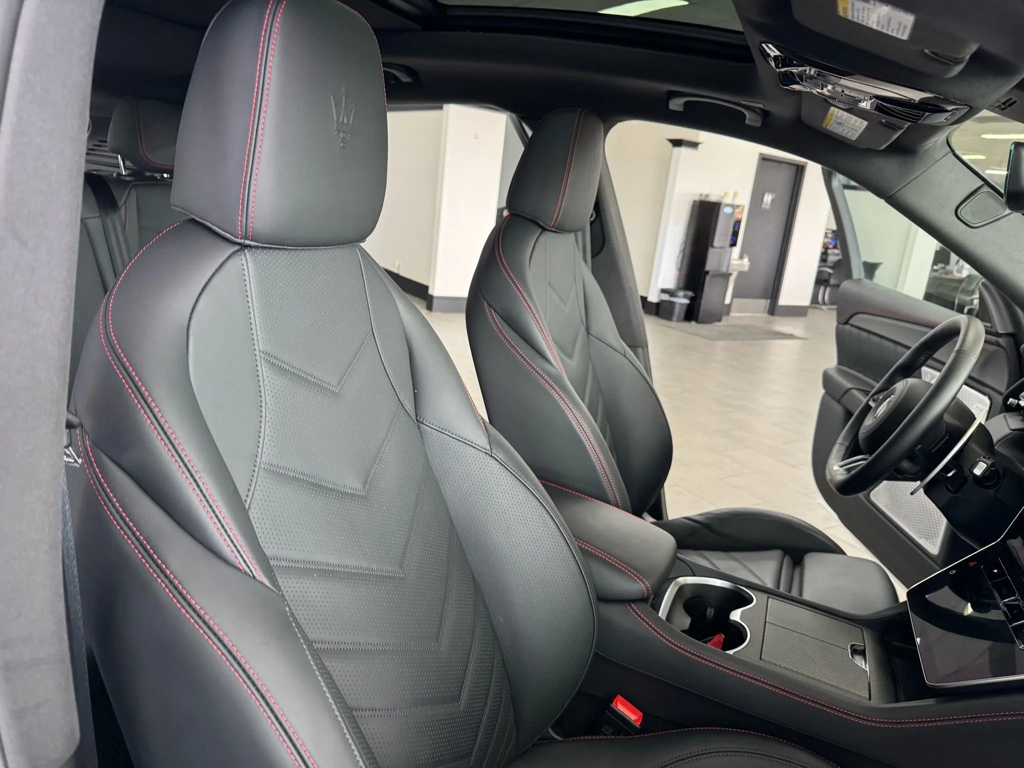 Used 2023 Maserati Grecale Trofeo image 13