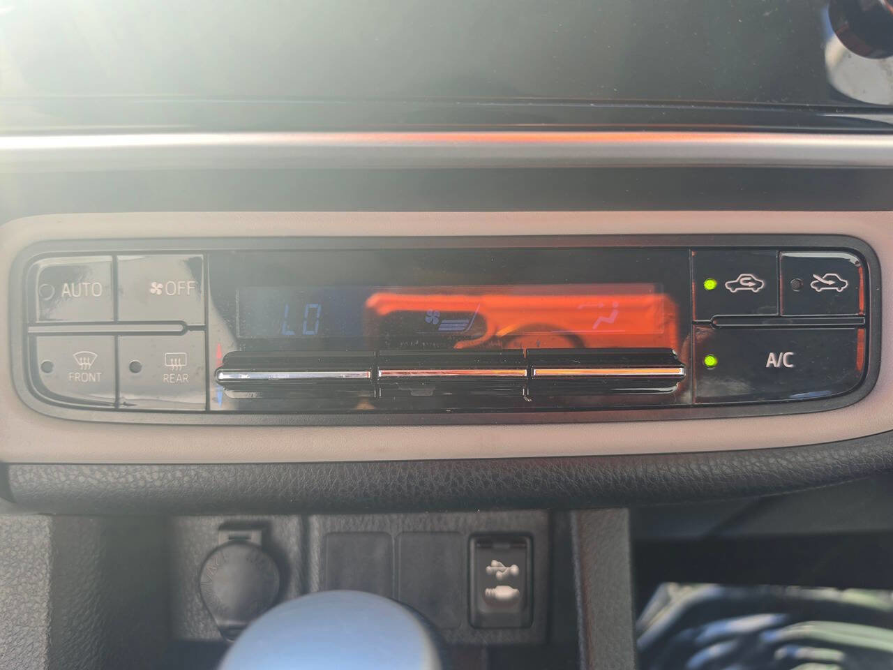 Used 2017 Toyota Corolla LE FWD image 38