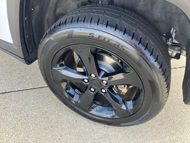 Certified 2024 Jeep Grand Cherokee Limited w/ Black Appearance Package AWD/4WD image 26