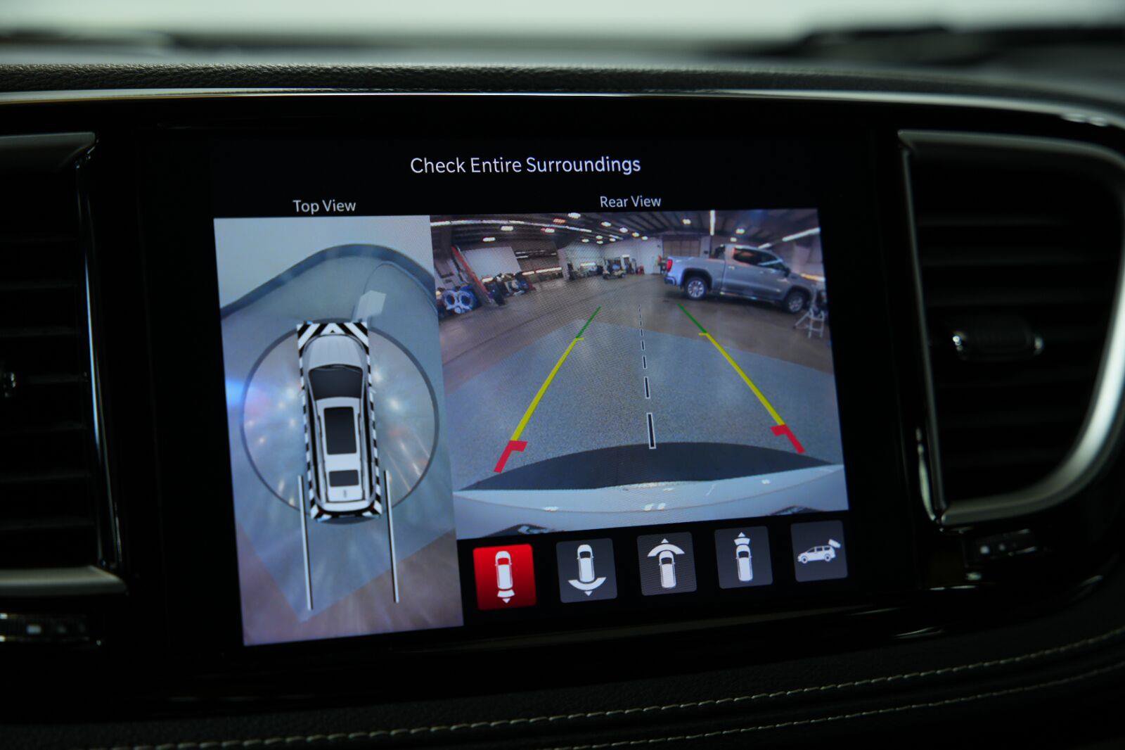Used 2024 Chrysler Pacifica Limited FWD image 44