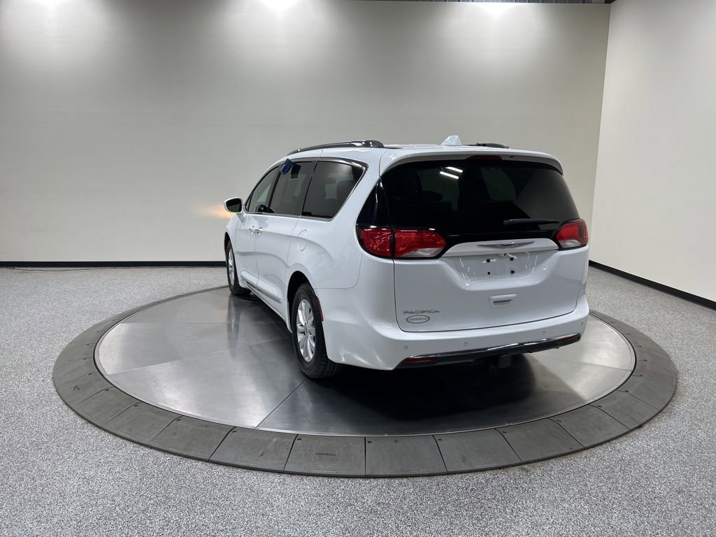 Used 2018 Chrysler Pacifica Touring-L FWD image 9