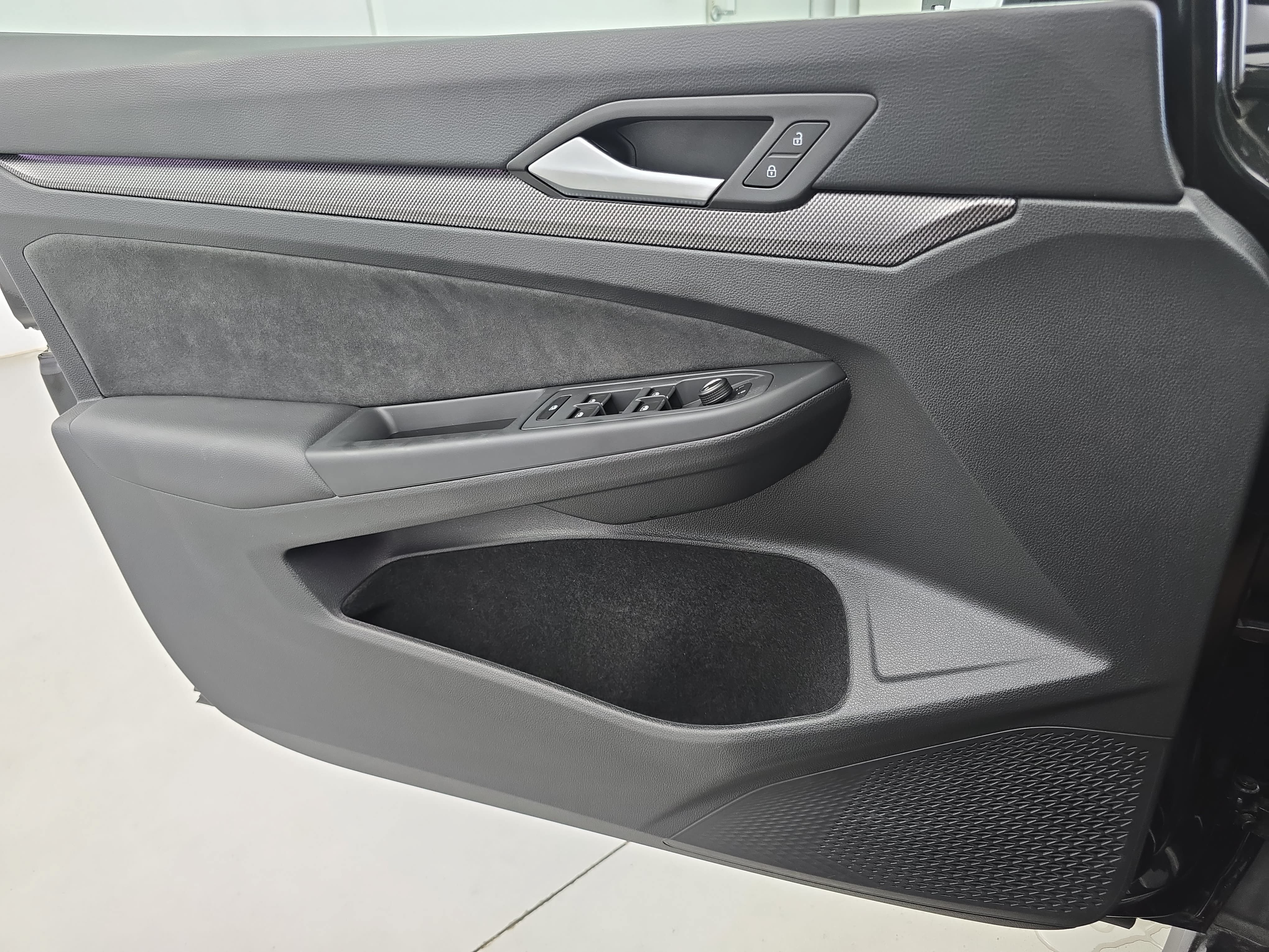 Used 2025 Volkswagen GTI SE FWD image 27