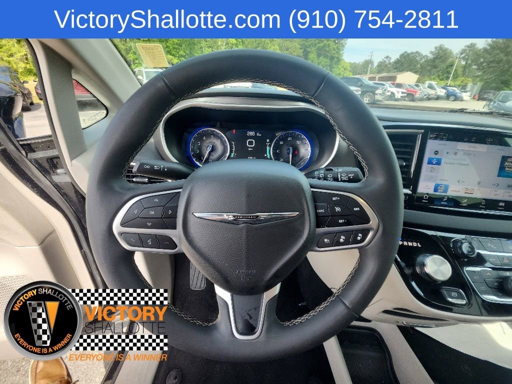 Certified 2024 Chrysler Pacifica Touring-L FWD image 11