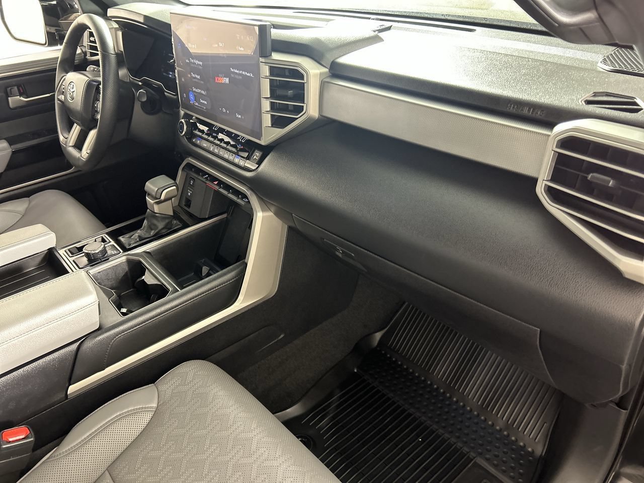 Used 2025 Toyota Tundra Limited AWD/4WD image 27