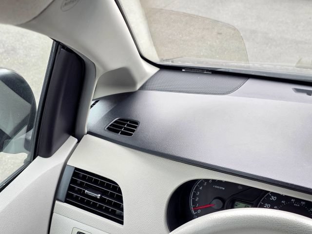 Used 2014 Toyota Sienna LE AWD/4WD image 24