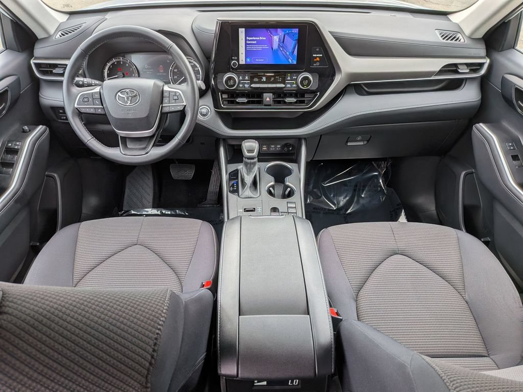 Used 2023 Toyota Highlander LE FWD image 5