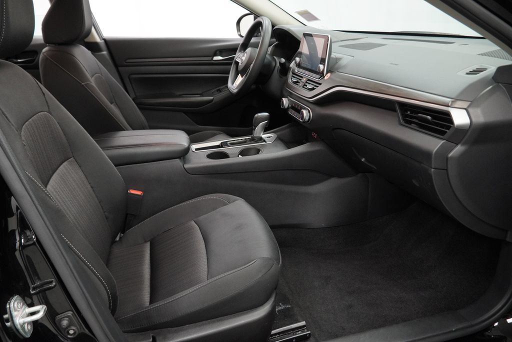 Used 2025 Nissan Altima 2.5 SV FWD image 47