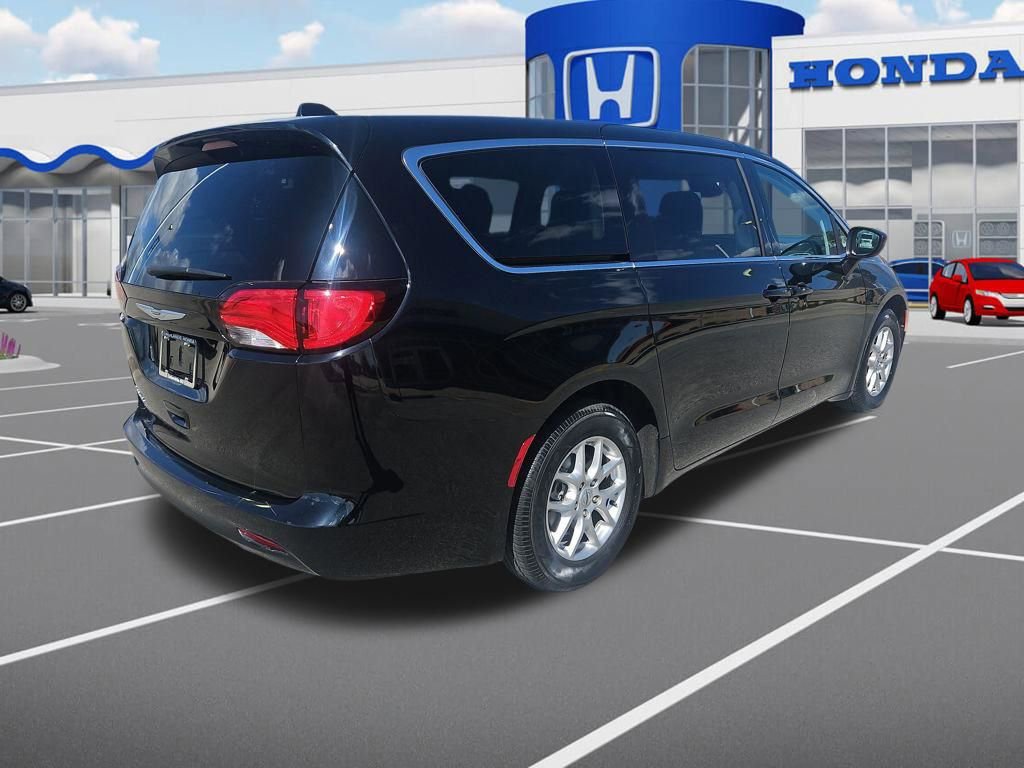 Used 2024 Chrysler Voyager LX image 9