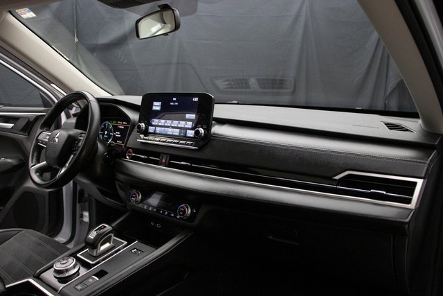 Used 2024 Mitsubishi Outlander SE image 17