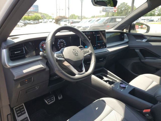 Certified 2025 Volkswagen Tiguan SE R-Line AWD/4WD image 18