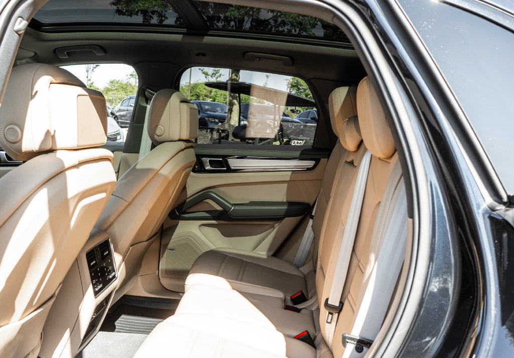 Used 2023 Porsche Cayenne Platinum Edition AWD/4WD image 26