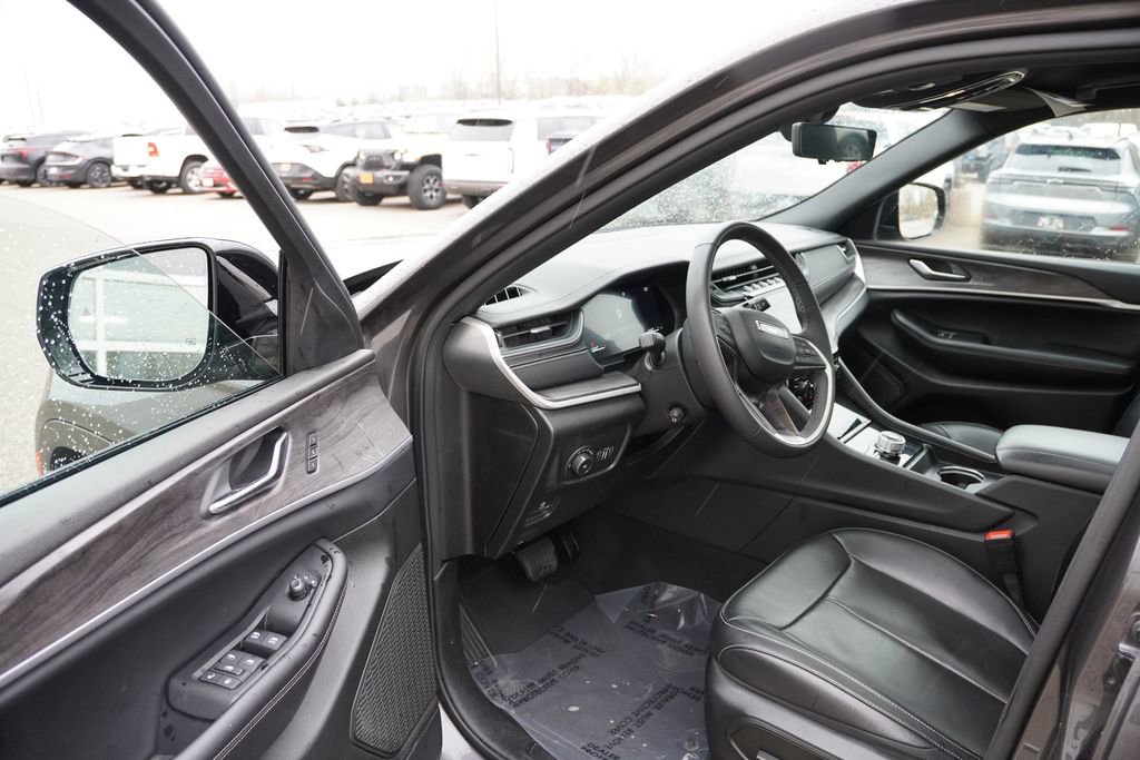 Certified 2024 Jeep Grand Cherokee L Limited w/ Luxury Tech Group II AWD/4WD image 14