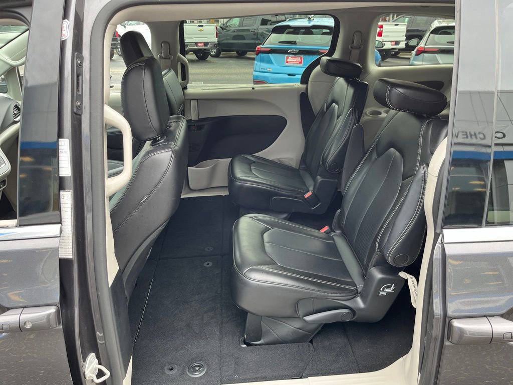 Used 2023 Chrysler Pacifica Touring-L FWD image 32