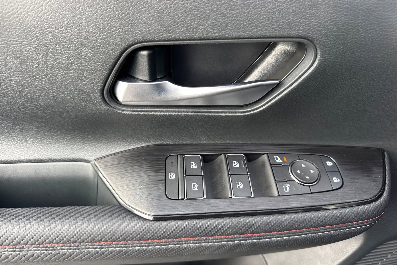 Used 2025 Nissan Kicks SR FWD image 12