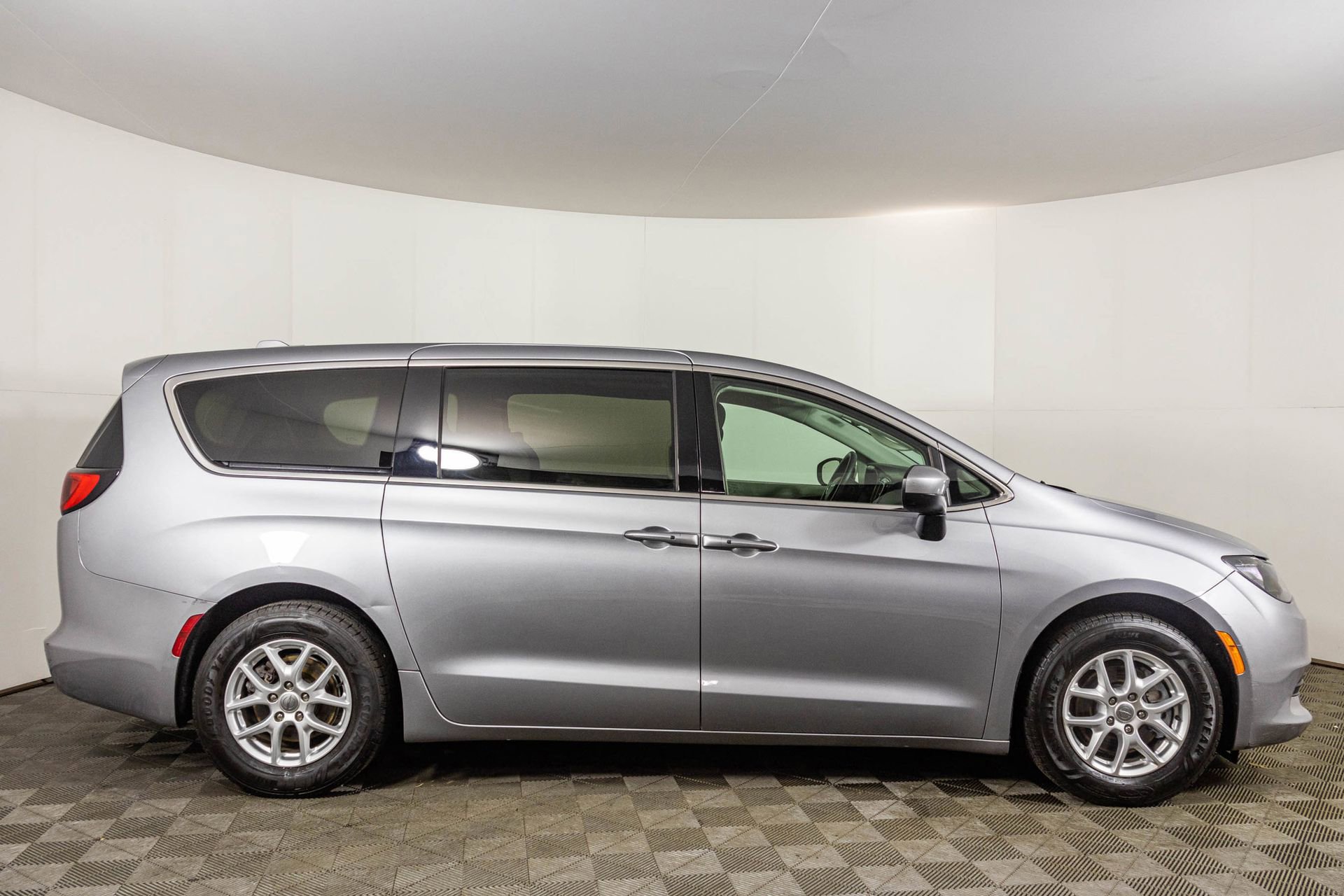 Used 2020 Chrysler Voyager LX FWD image 11
