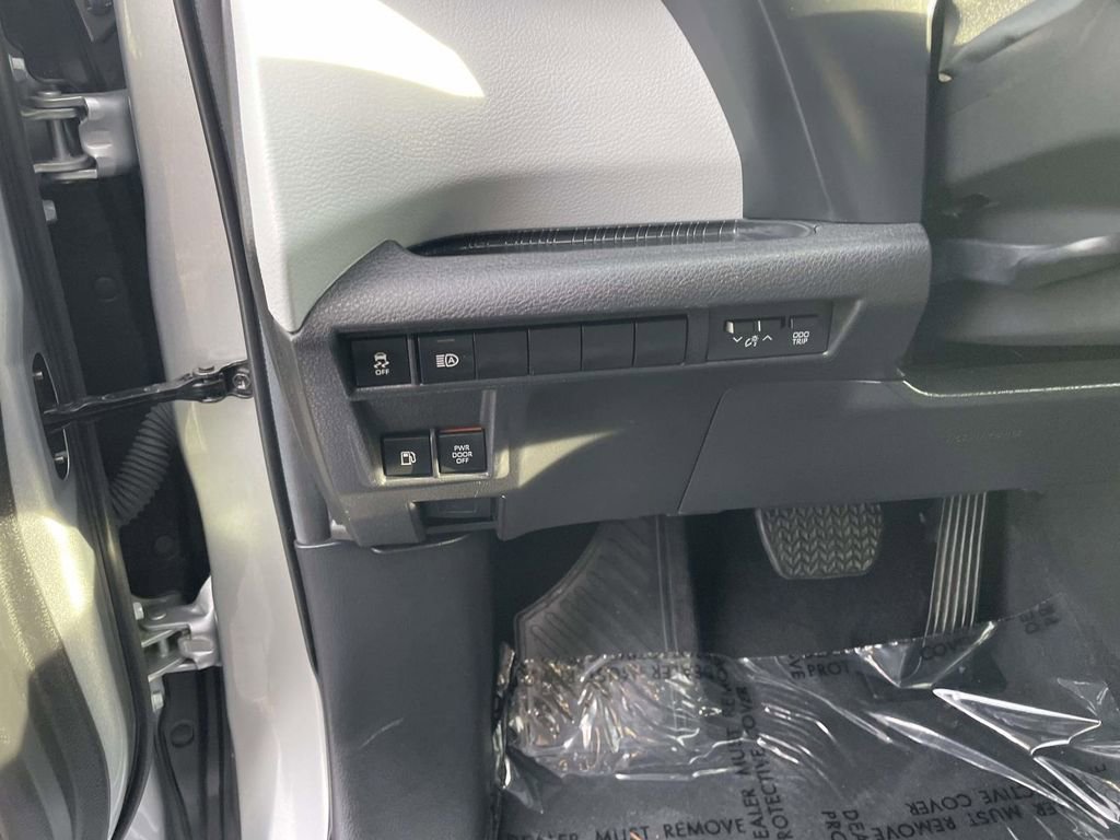 Used 2025 Toyota Sienna XLE image 31
