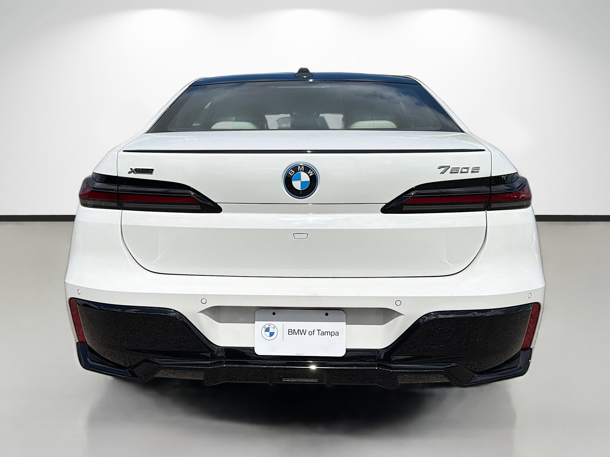 Used 2025 BMW 750e xDrive w/ Executive Package image 4