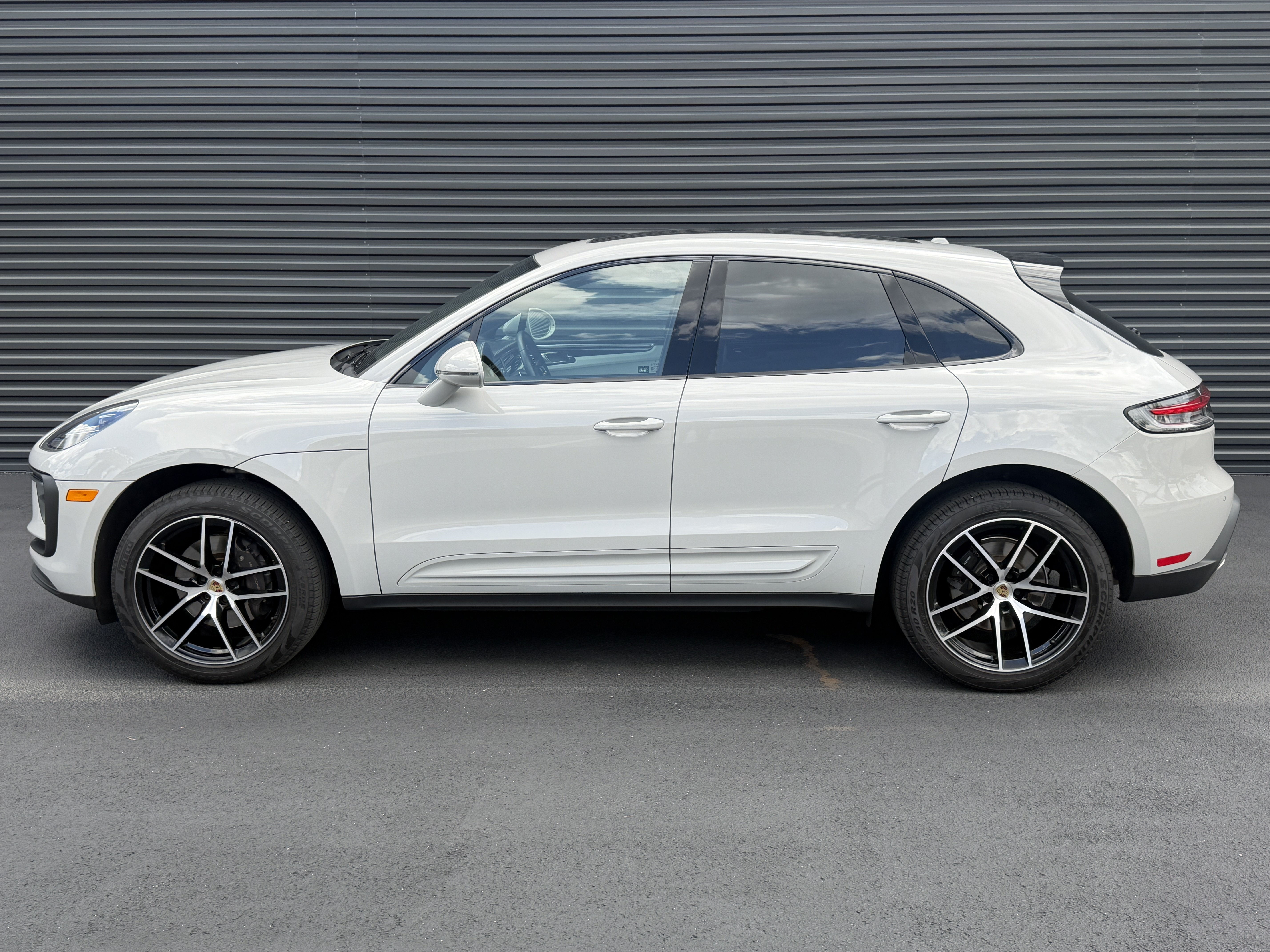 Certified 2024 Porsche Macan AWD/4WD image 2