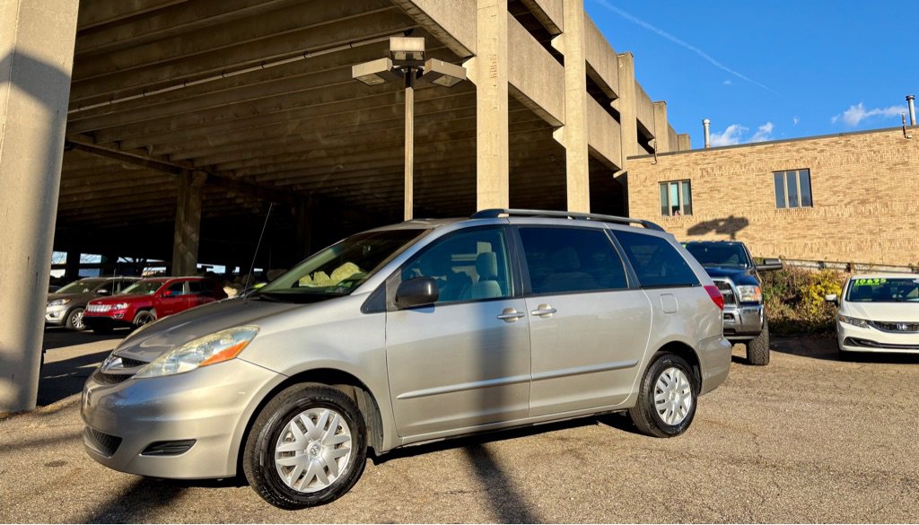 Used 2006 Toyota Sienna CE image 2