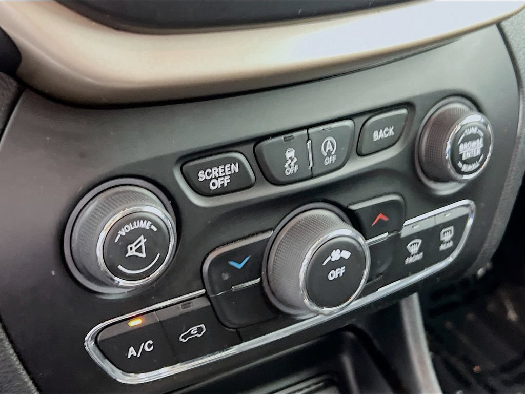 Used 2018 Jeep Cherokee Latitude w/ Cold Weather Group AWD/4WD image 15