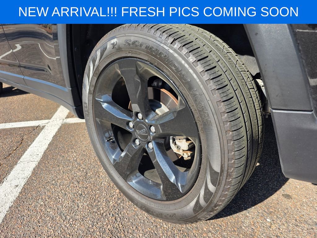 Used 2024 Jeep Grand Cherokee Limited w/ Black Appearance Package image 6