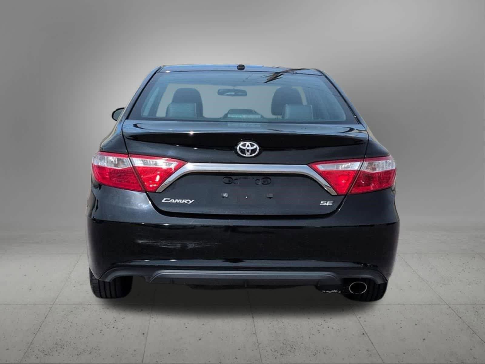 Used 2015 Toyota Camry SE w/ Moonroof Package FWD image 5