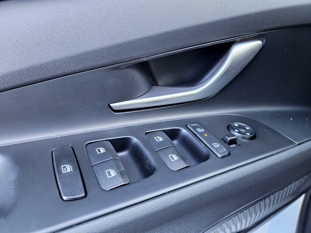 Certified 2025 Hyundai Elantra SEL FWD image 17