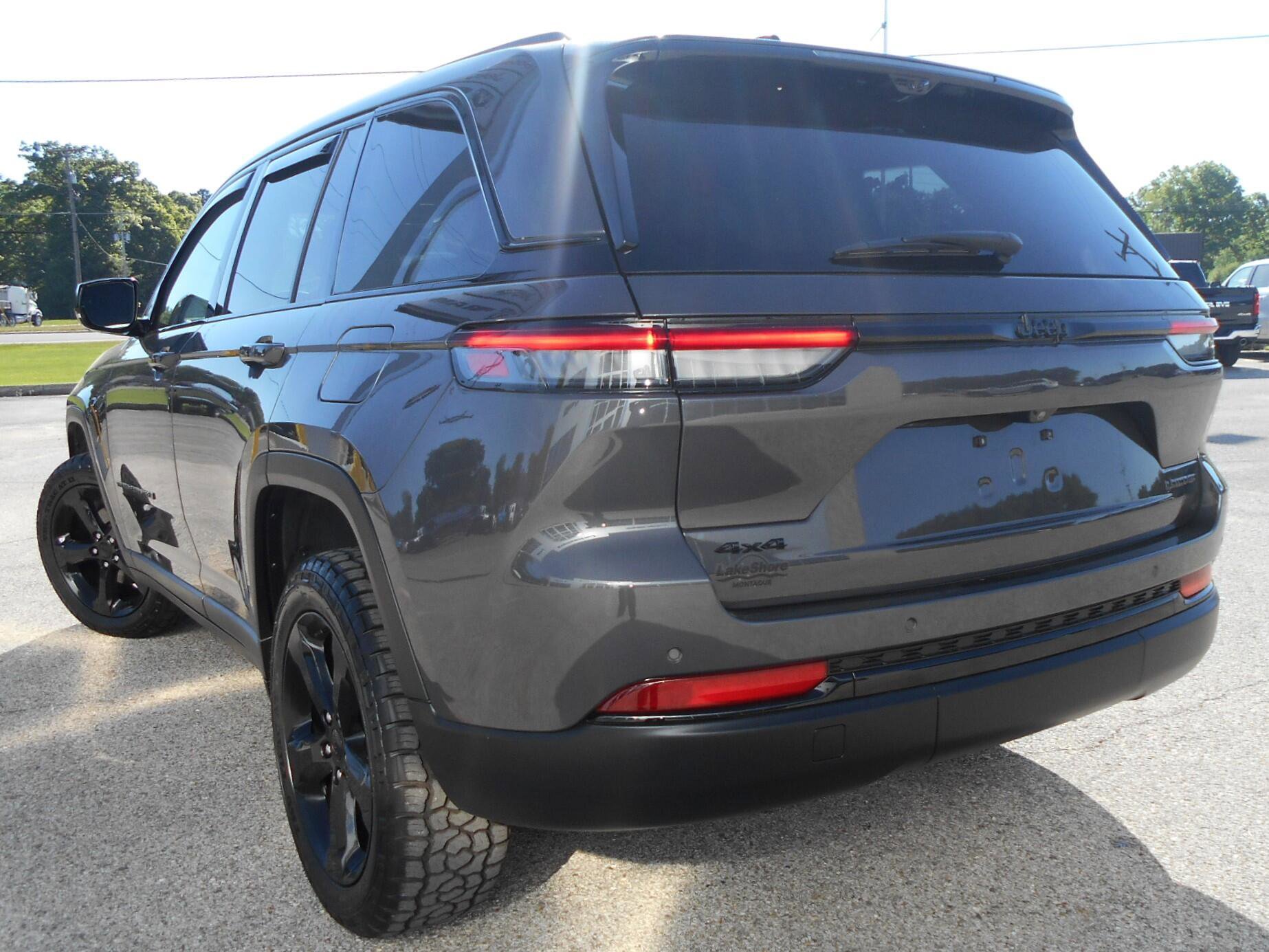 Certified 2024 Jeep Grand Cherokee Limited w/ Luxury Tech Group II AWD/4WD image 3