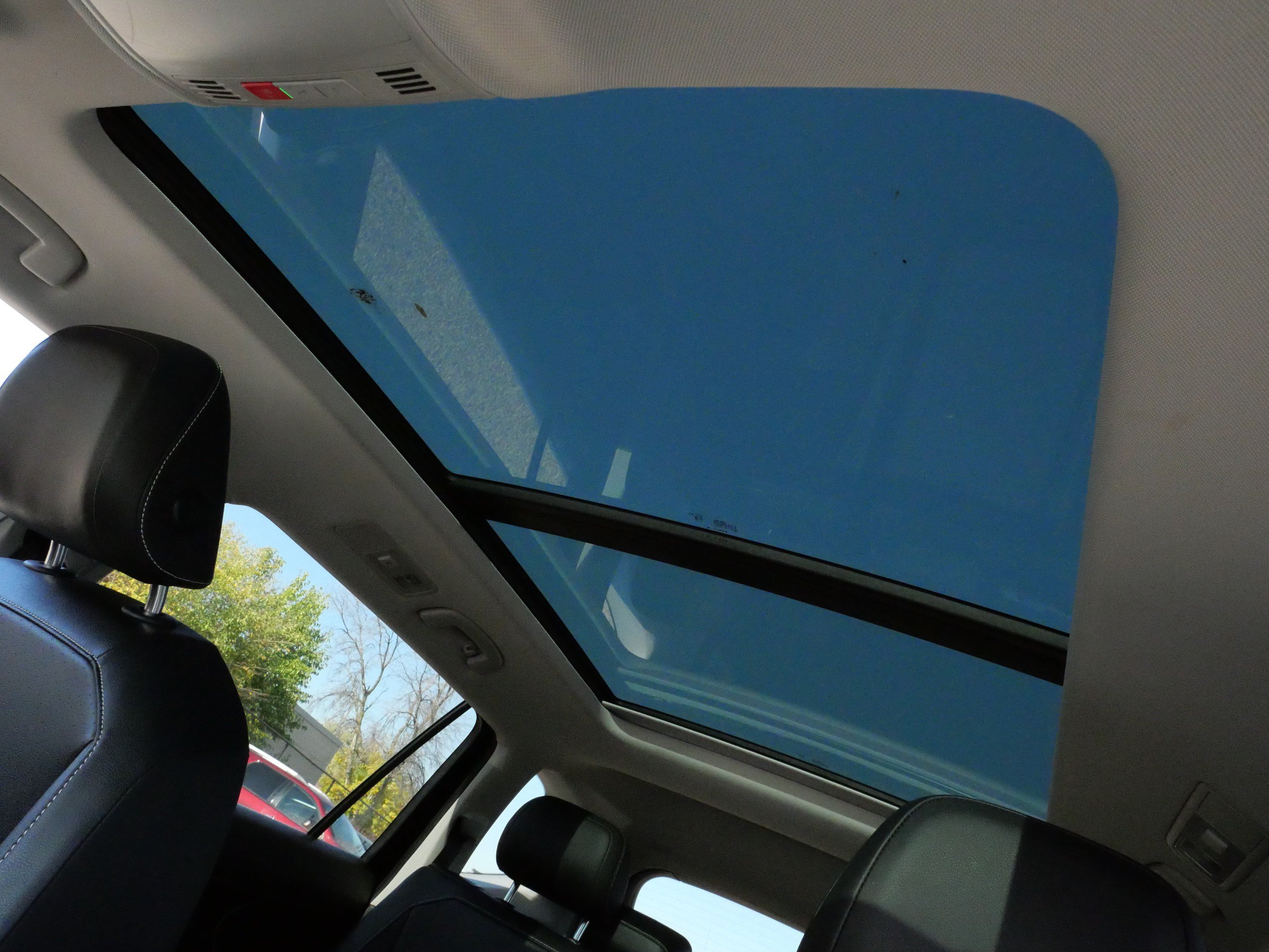 Certified 2023 Volkswagen Tiguan SE w/ Panoramic Sunroof Package FWD image 25