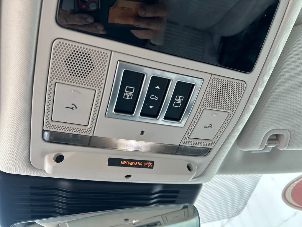 Used 2025 Land Rover Discovery S image 27