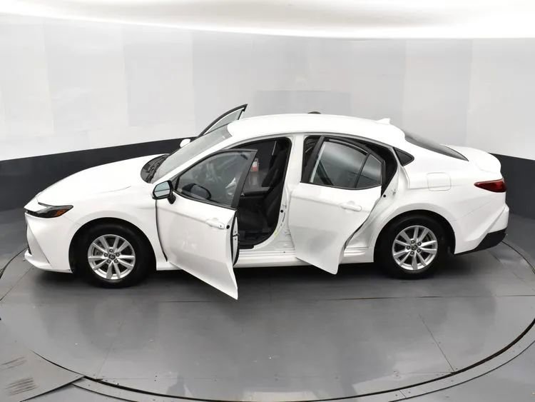 Used 2025 Toyota Camry LE image 7