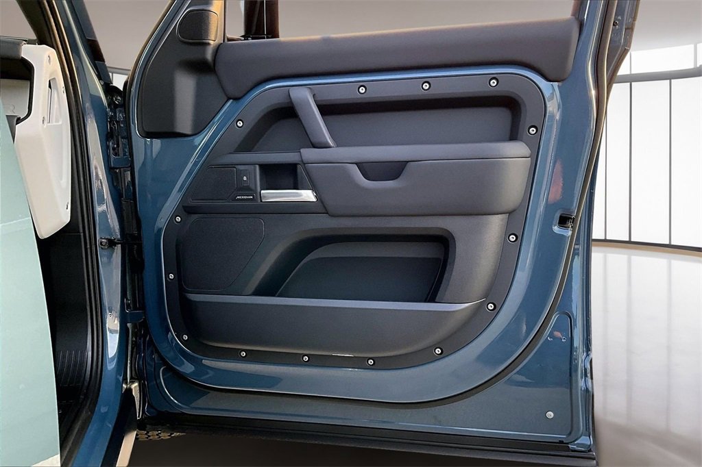 Used 2025 Land Rover Defender 110 S image 26