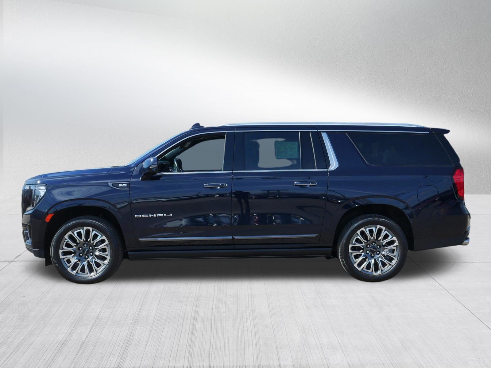 Used 2023 GMC Yukon XL Denali Ultimate AWD/4WD image 4