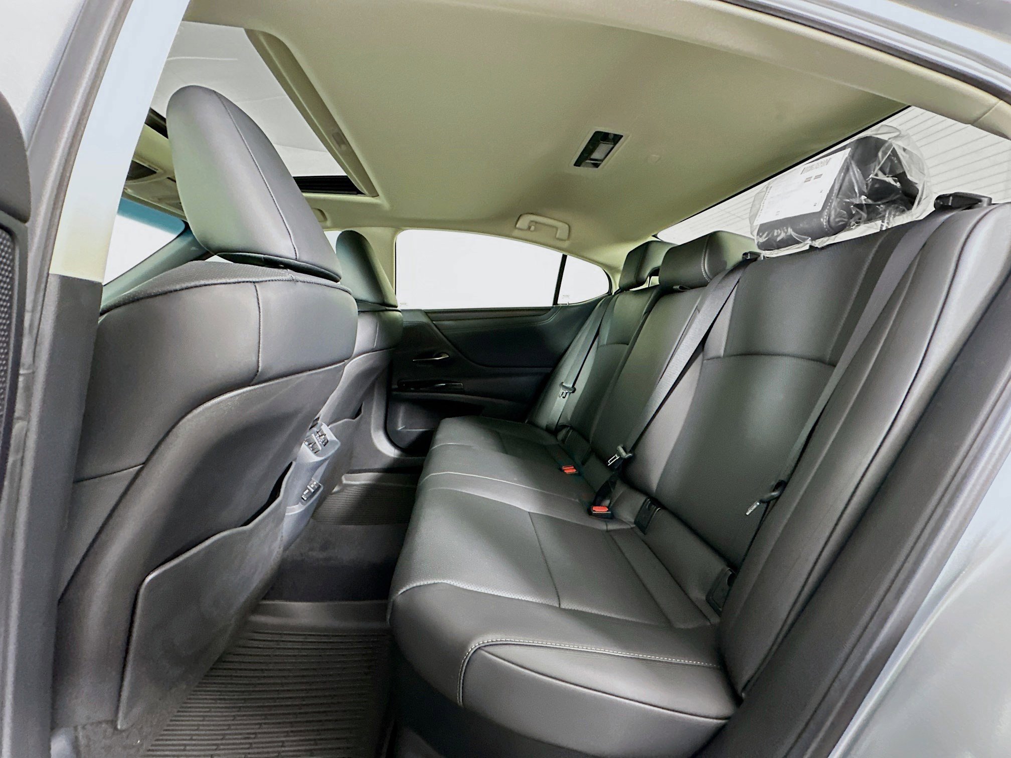 New 2025 Lexus ES 300h w/ Premium Package image 26