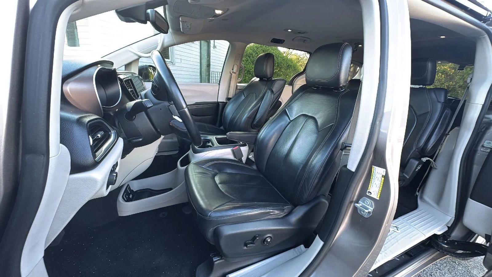 Used 2018 Chrysler Pacifica Touring-L Plus w/ Advanced Safetytec Group image 10