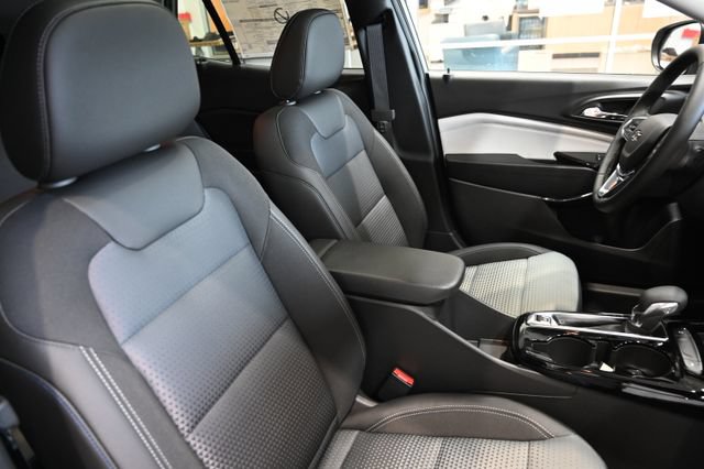New 2026 Chevrolet Trax LT w/ Sunroof Package FWD image 8