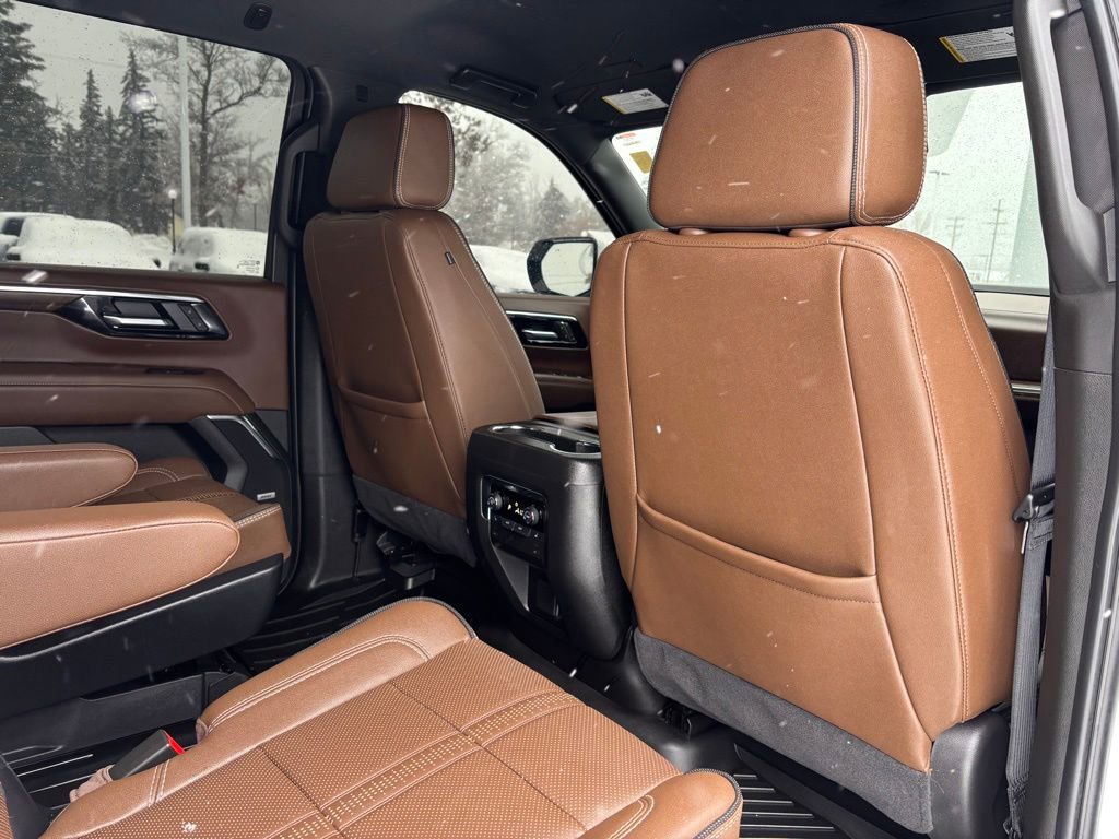 Used 2025 Chevrolet Suburban High Country image 18