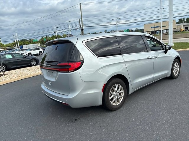 Used 2024 Chrysler Pacifica Touring-L FWD image 8