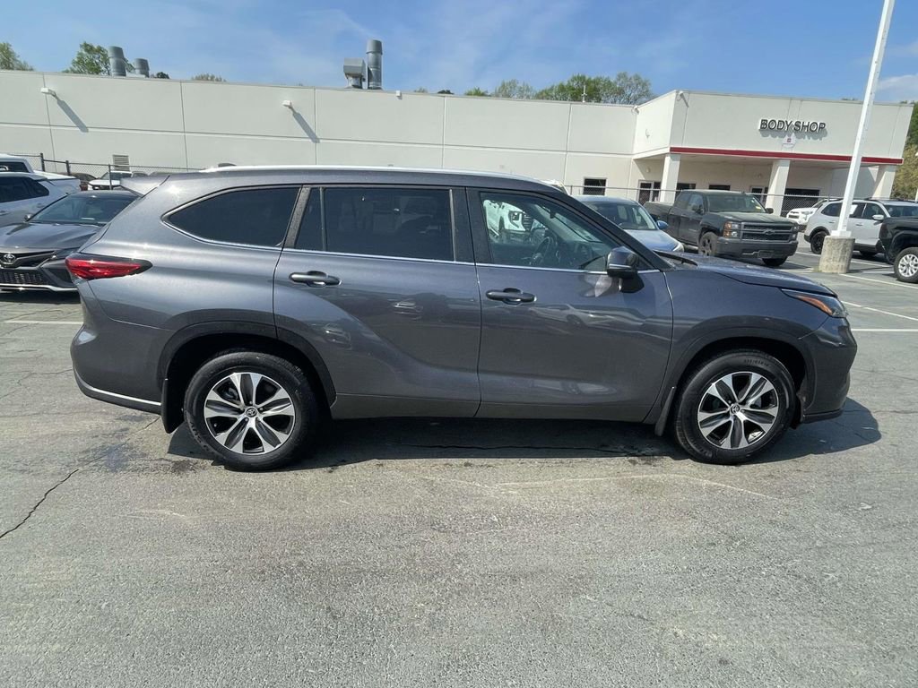 Used 2023 Toyota Highlander XLE image 11