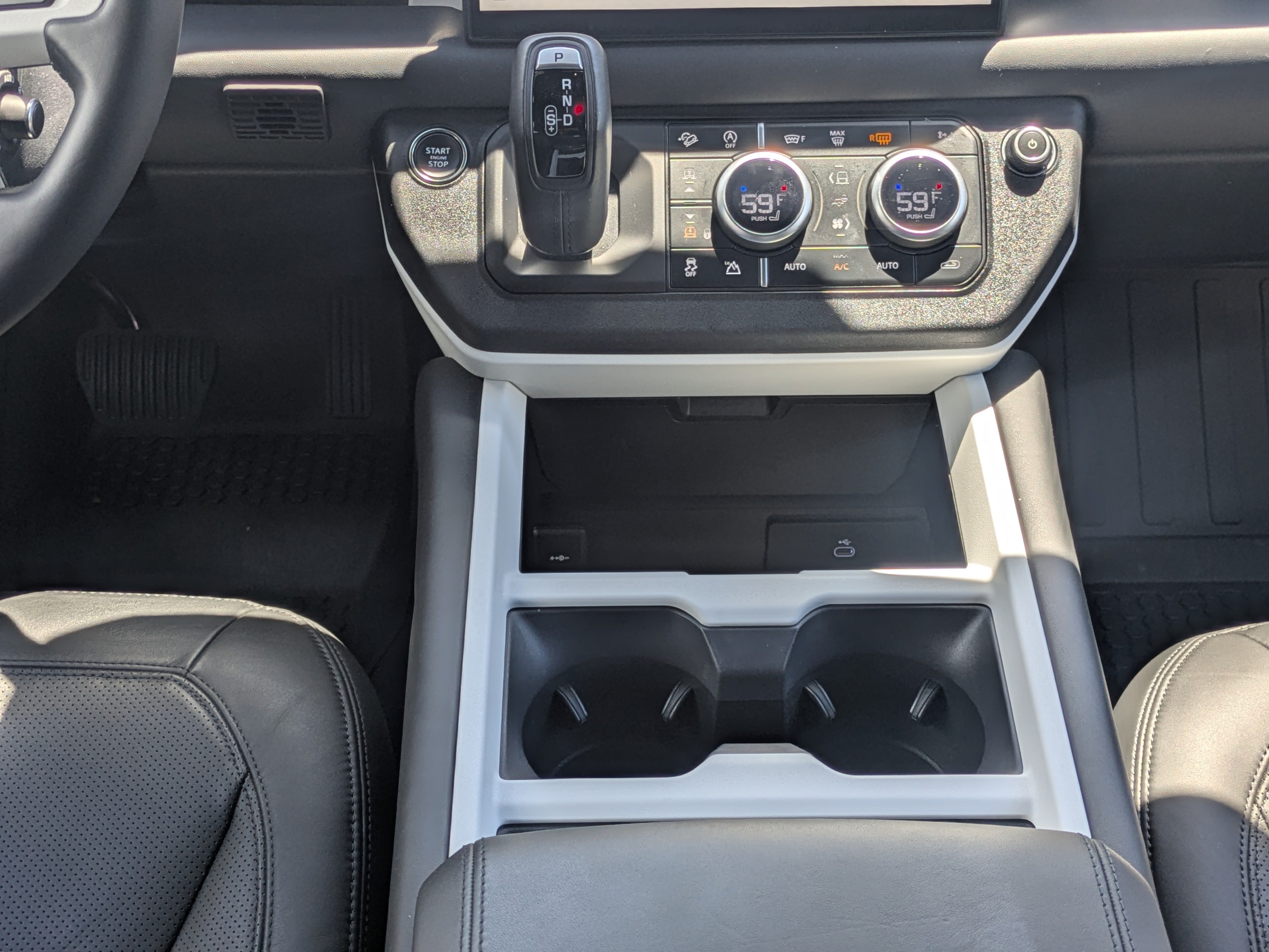Used 2025 Land Rover Defender 110 X-Dynamic SE AWD/4WD image 18