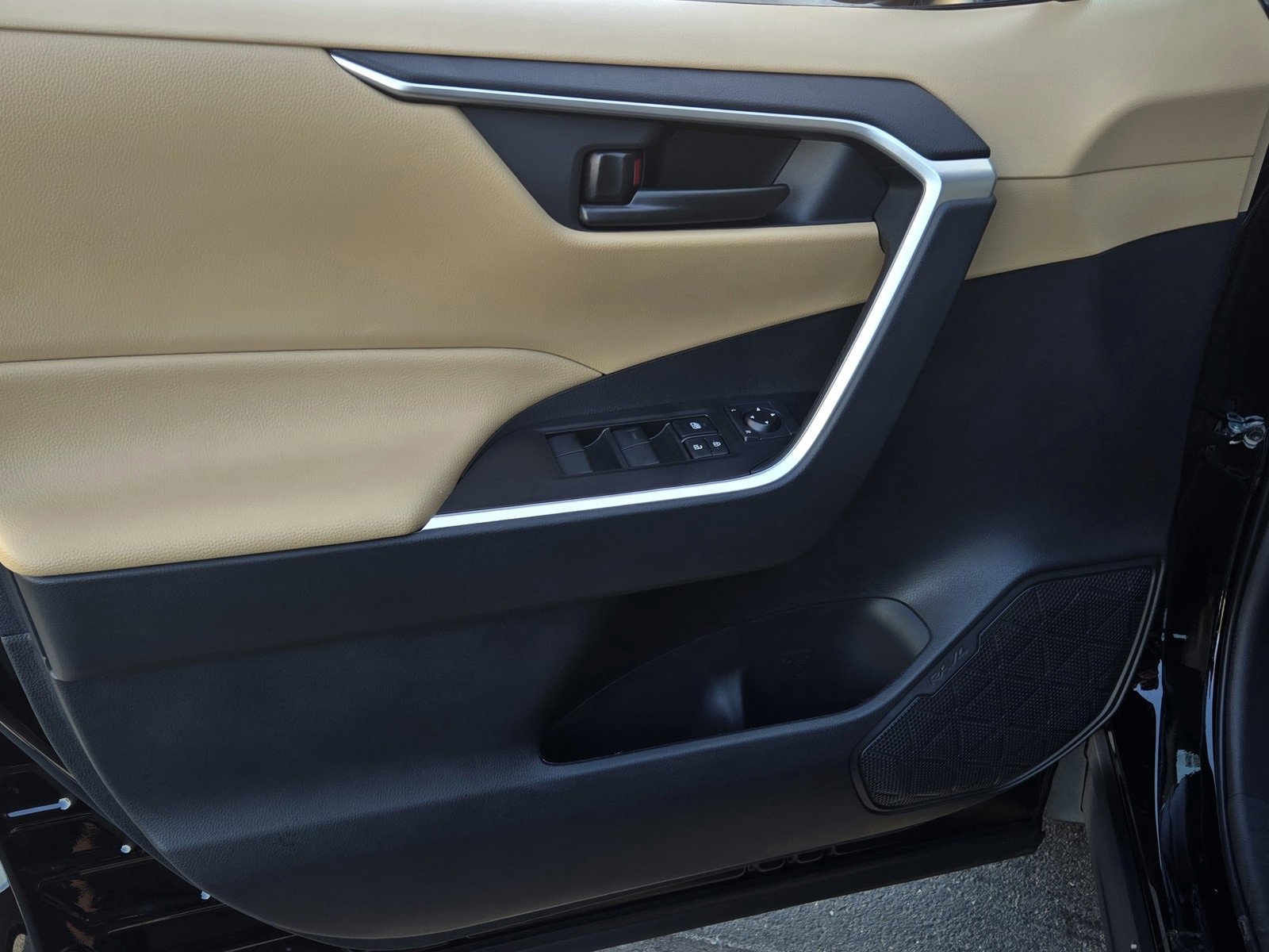 Certified 2025 Toyota RAV4 LE image 9