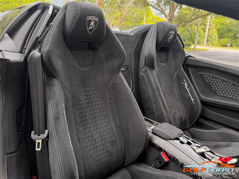 Used 2019 Lamborghini Huracan Performante AWD/4WD image 32