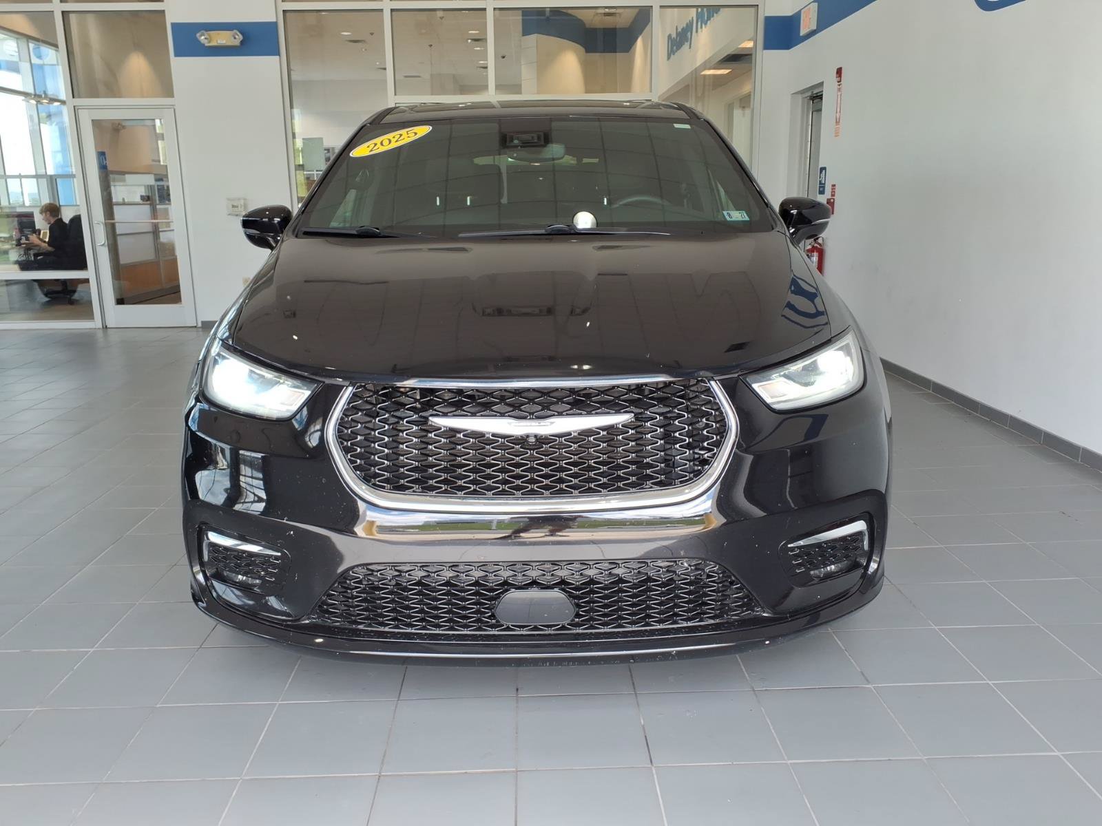 Used 2025 Chrysler Pacifica Select FWD image 2