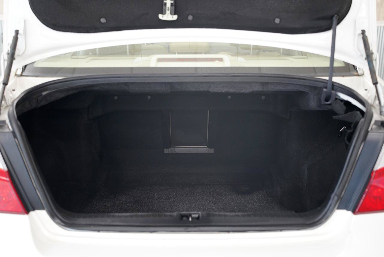 Used 2010 INFINITI M35 w/ Technology Pkg RWD image 39