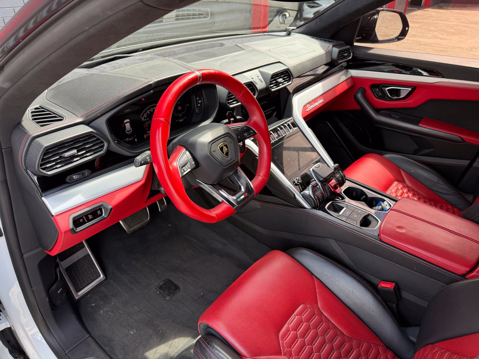 Used 2019 Lamborghini Urus AWD/4WD image 18