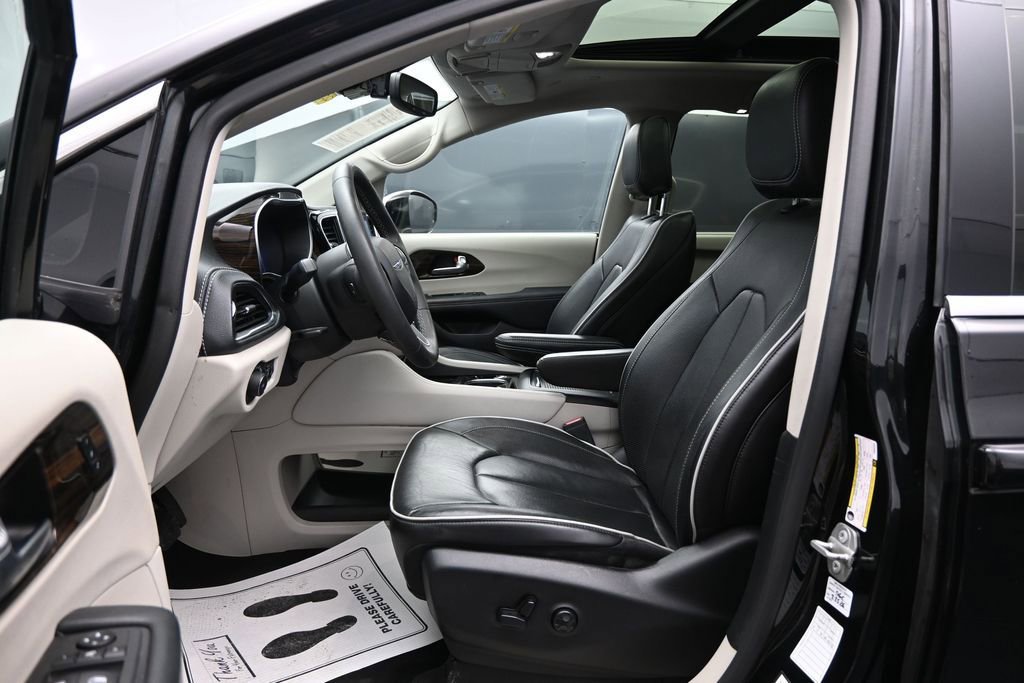Used 2023 Chrysler Pacifica Limited FWD image 9