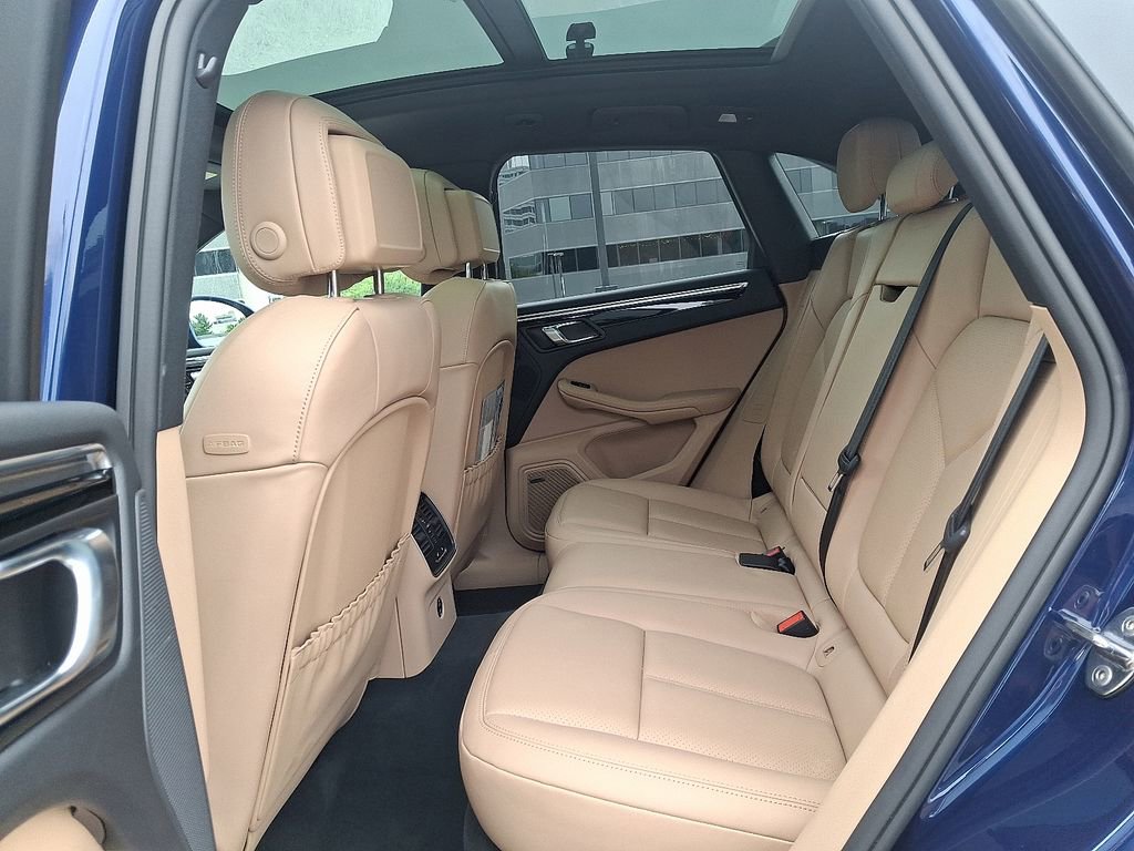 Certified 2025 Porsche Macan image 12